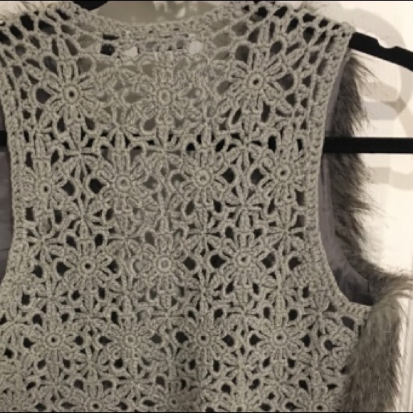 🙌🔥Allen Schwartz Gray Faux Fur & Crochet Vest S - Picture 6 of 6